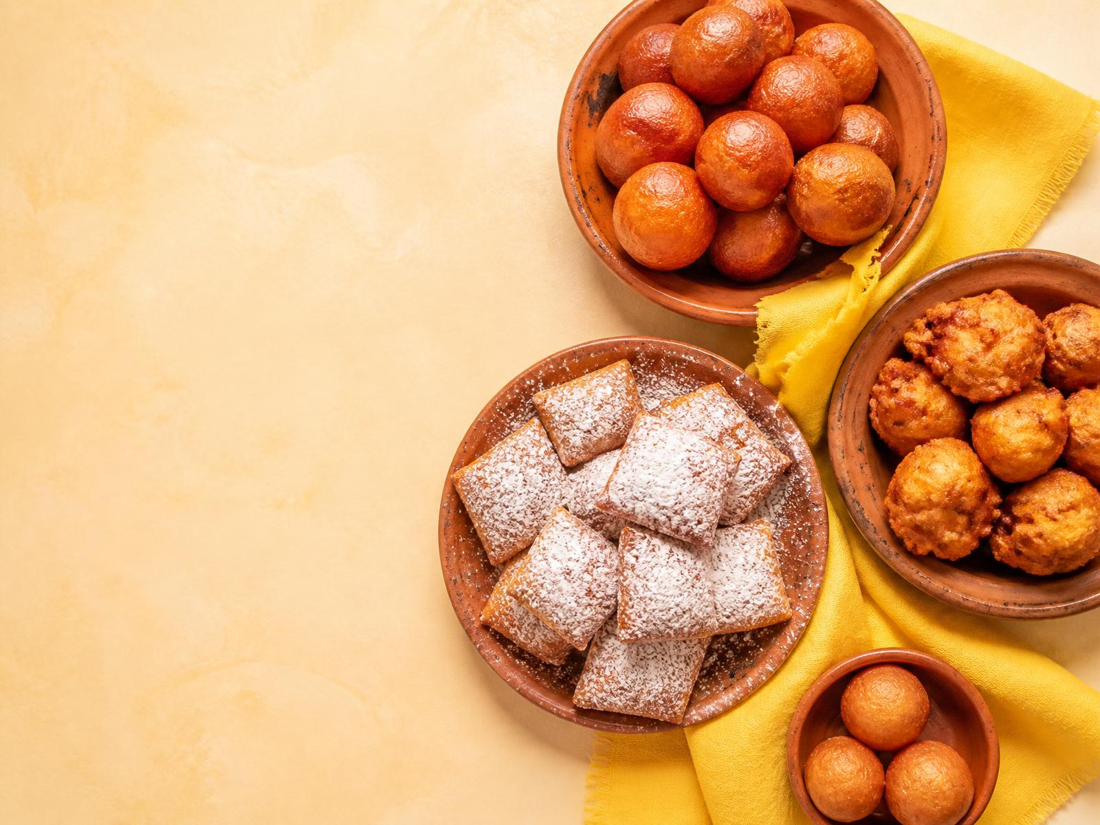 Assortiment de beignets dorés sur fond beige